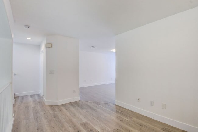 Building Photo - Gorgeous 3 bedroom 2.5 bathroom Townhome conveniently located in the heart of Henderson.