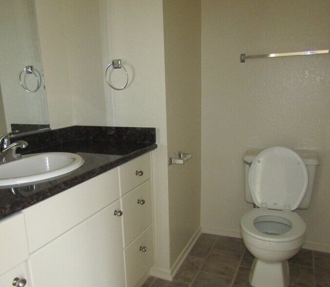 Building Photo - 800 E Rte 66