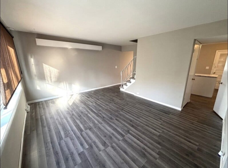 Building Photo - 929 W North Ave