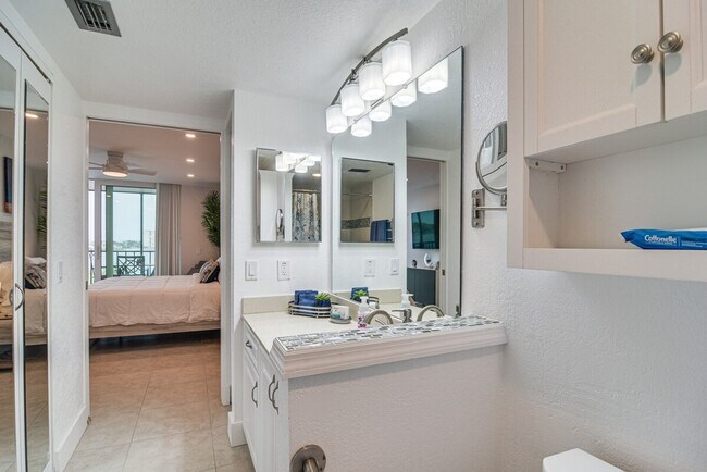 Building Photo - 6260 Palma Del Mar Blvd S