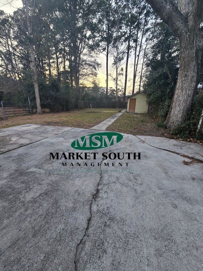 Building Photo - CUTE AND COZY THREE BEDROOM