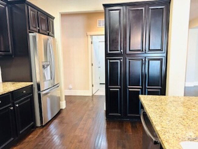 Building Photo - $2,695 Beautiful Barclay Square 4 Bed / Ha...