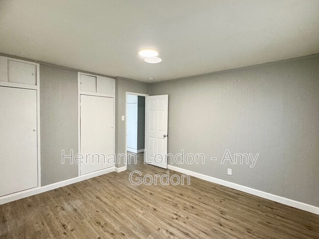 Building Photo - 2247 Lovett Dr