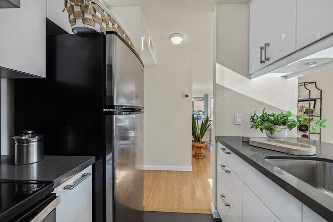 Building Photo - Bright and modern one bedroom one bathroom...