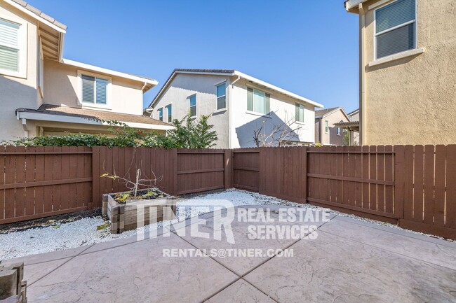 Building Photo - Upscale Elk Grove Home in Gated Community