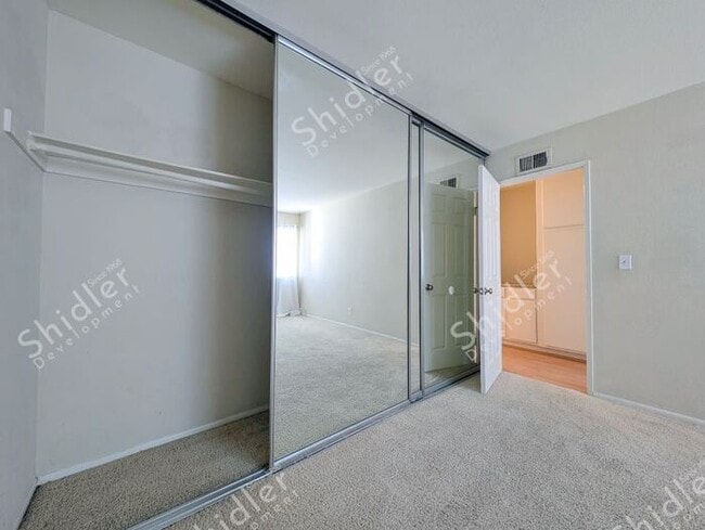 Building Photo - 2 Bed 1 Bath No one Above You