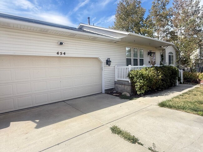 Building Photo - 454 S 980 W
