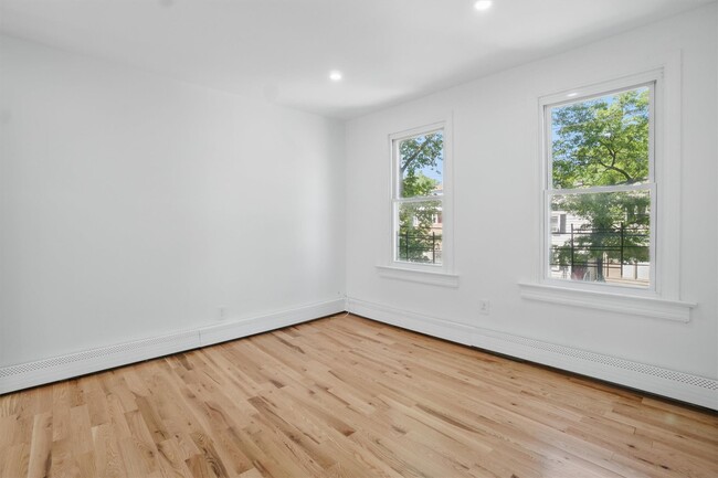 Building Photo - 419 S 7th Ave