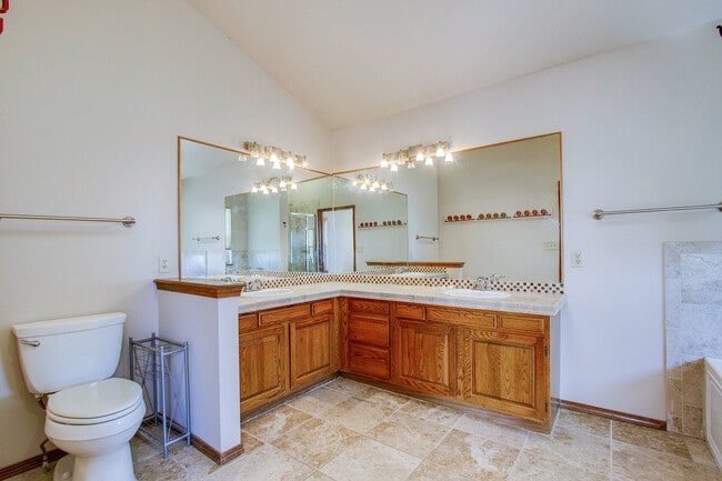 Building Photo - Spacious 4BR Home in Gleneagle!!!