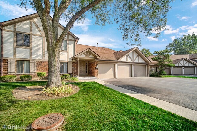 Building Photo - 920 Surrey Dr