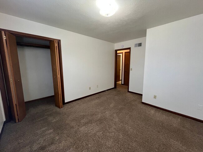 Building Photo - 515-A S Silverwood Lane