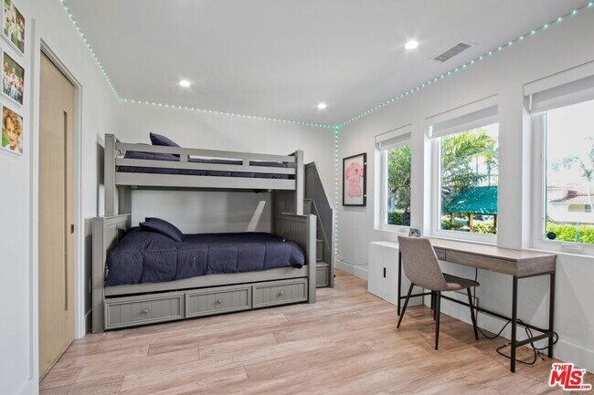 Building Photo - 1420 Stearns Dr