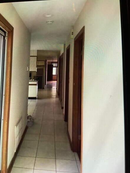 Building Photo - 933 S Western Ave