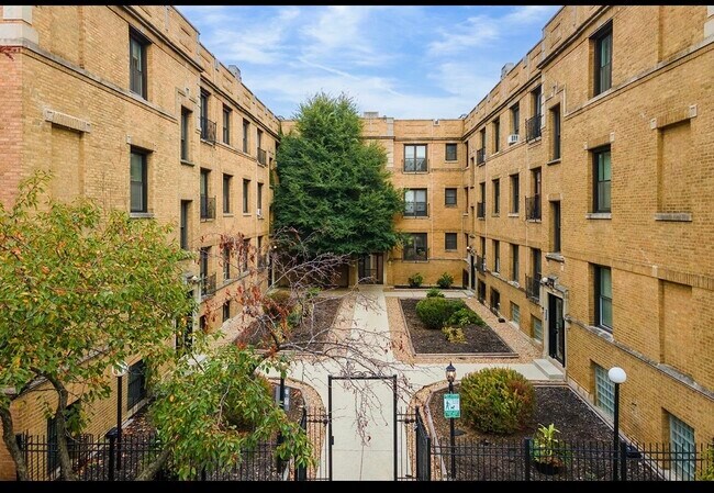 Building Photo - 732 W Roscoe St