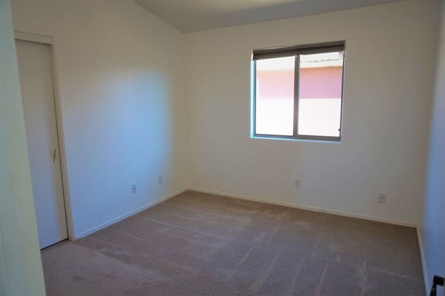 Building Photo - Close to Post