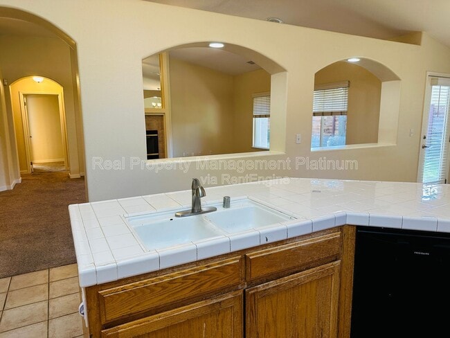 Building Photo - 2012 Riverview Dr