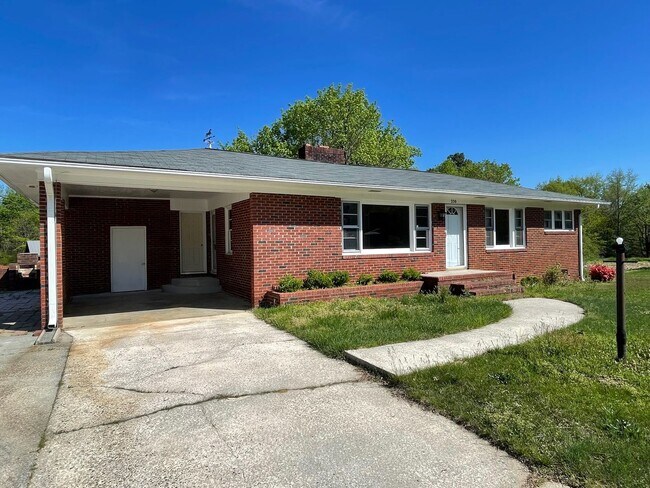 Building Photo - 3 Bed, 1 Bath Brick house in Ramseur