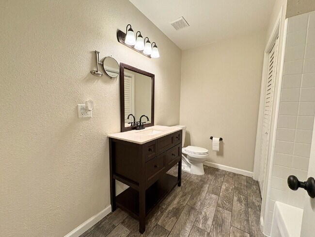 Building Photo - Spacious 3 Bedroom Gilroy Home with AC  & Attached Garage