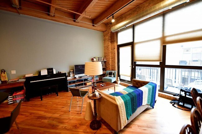 Building Photo - 1040 W Adams #426