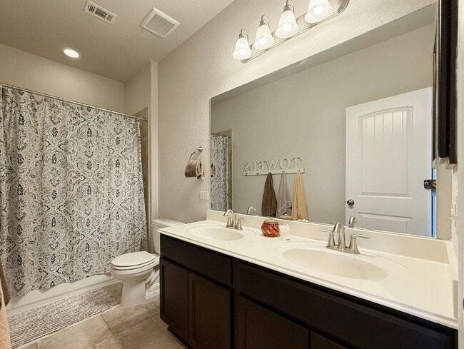 Building Photo - Beautiful 4/3.5 Home Available In Northwest San Antonio!