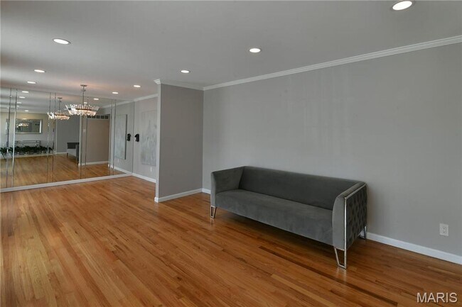 Building Photo - 965 Orchard Lakes Dr