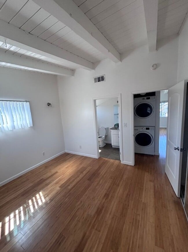 Building Photo - Welcome to 1828 Montrose St, located in the vibrant city of Los Angeles