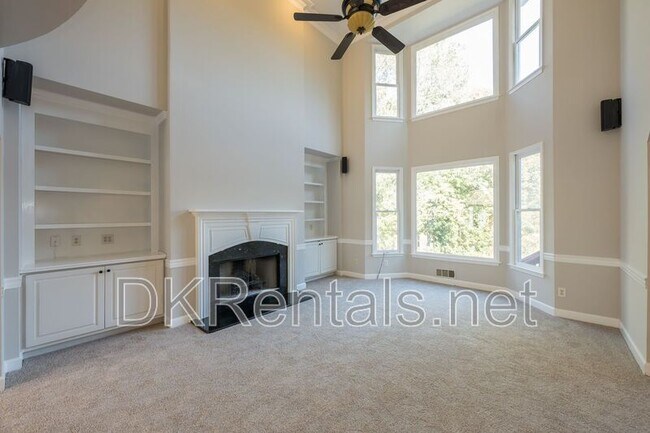Building Photo - 841 Lakeglen Dr