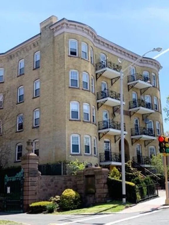 Primary Photo - 175 Maple St