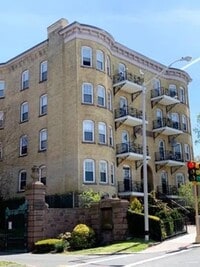 Building Photo - 175 Maple St