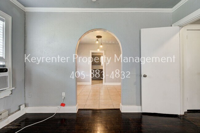 Building Photo - Charming 2-Bed, 1-Bath Upstairs Duplex Near the Paseo District