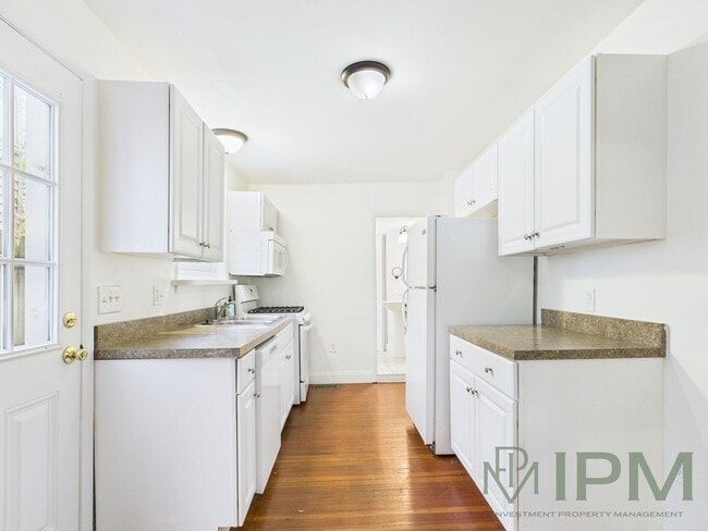Building Photo - Available Now! Charming 3 Bedroom, 1.5 Bat...