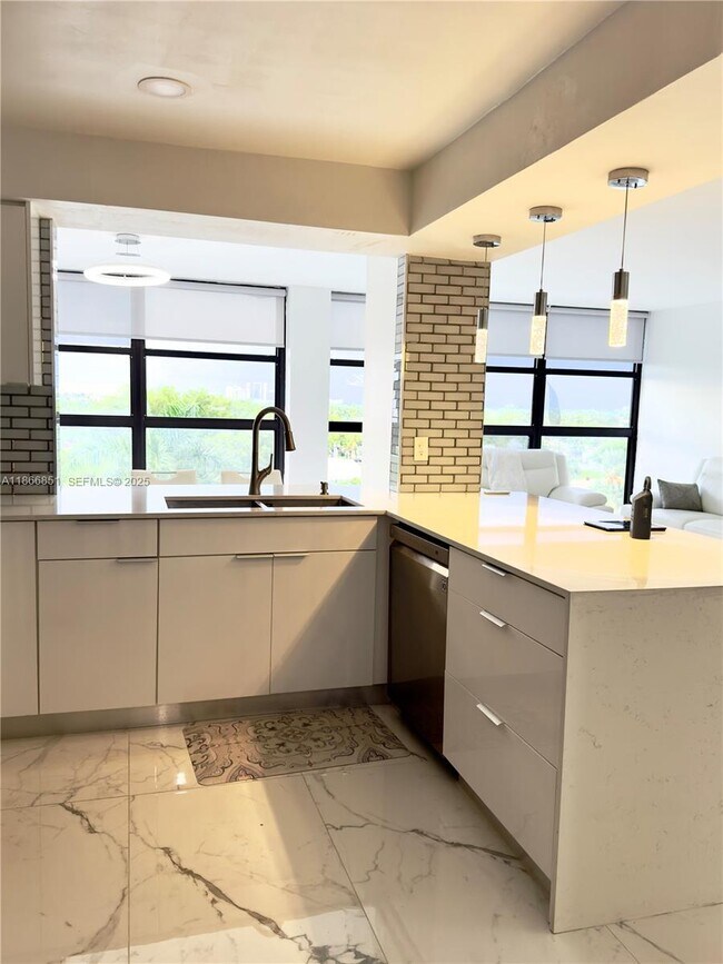 Building Photo - 400 Leslie Dr