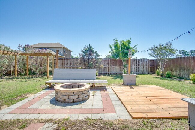 Building Photo - Highly desired 4/2.5 Gulf Breeze Home with hot tub!