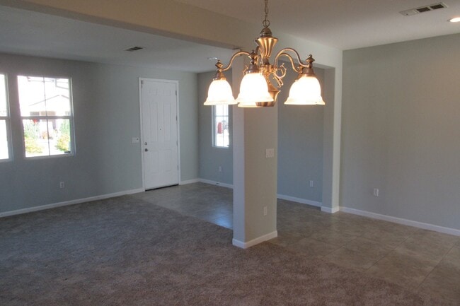 Building Photo - Gorgeous 4 Bed/2.5 Bath in Perfect Pittsburg Location