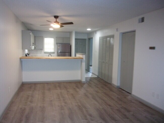 Building Photo - Fully Renovated Ground Floor Condo near Cherry Park