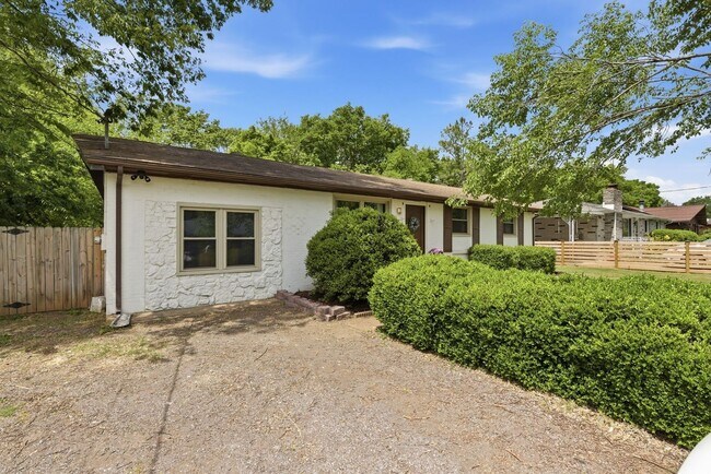 Building Photo - 3 Bedroom/ 2 Bath Home, Fenced Yard, Covered Porch, Large Workshop/Storage Building, Small storag...