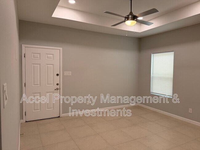 Building Photo - 816 N Abbey Ave