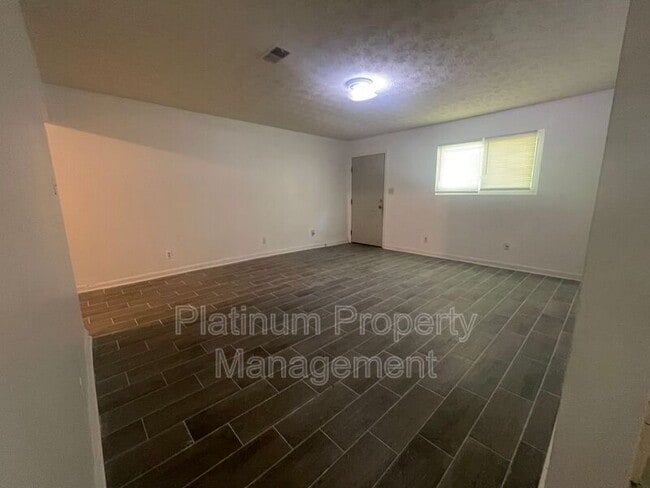 Building Photo - 543 Springwood Dr