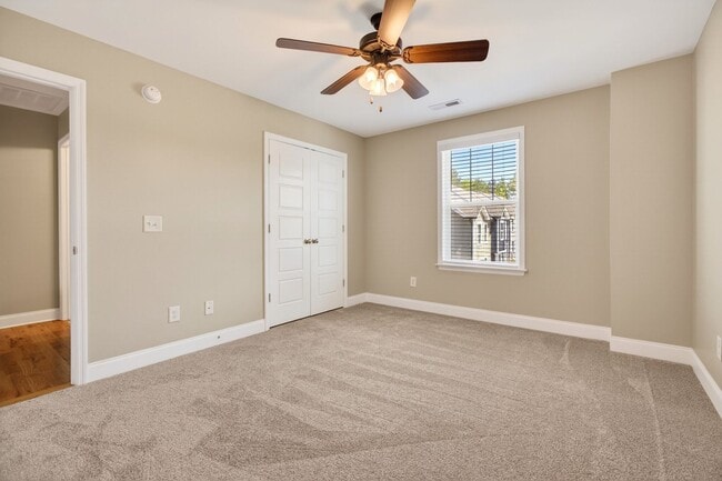 Building Photo - Luxury Size Townhome