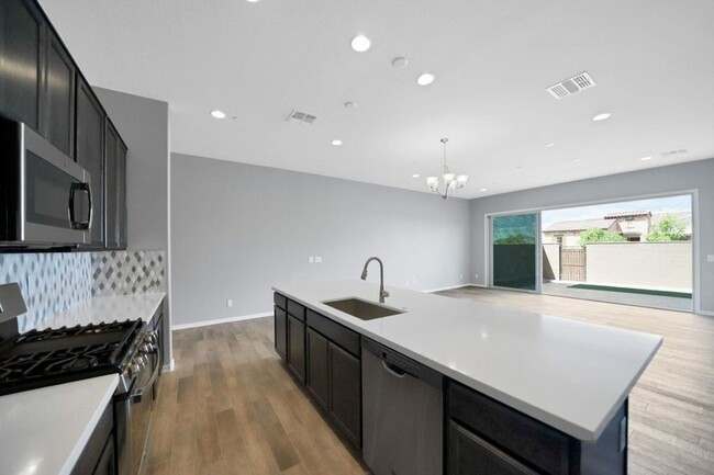 Building Photo - LUXURY TOWNHOME IN PNORTERRA WITH COMMUNIT...