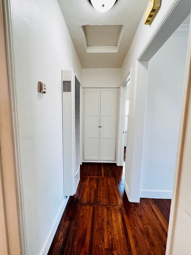 Building Photo - 4 BED HOUSE with Garage, Yard, Pets Consid...