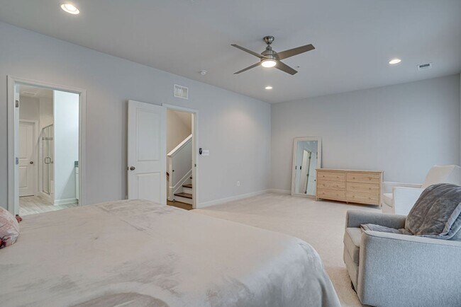 Building Photo - Luxury Townhome with Stunning Views and Pr...