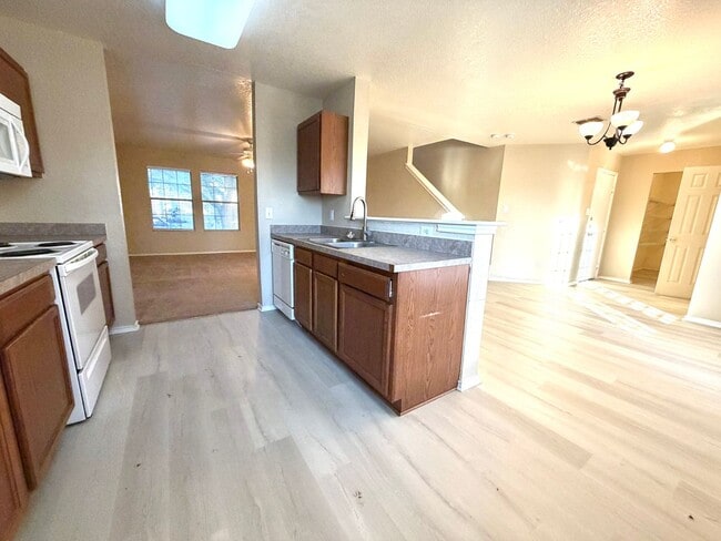 Building Photo - Spacious 3 Bed / 2.5 Bath Home with Large Yard & Lawn Care Included