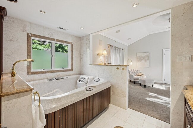 Building Photo - 2 Woodstock Dr