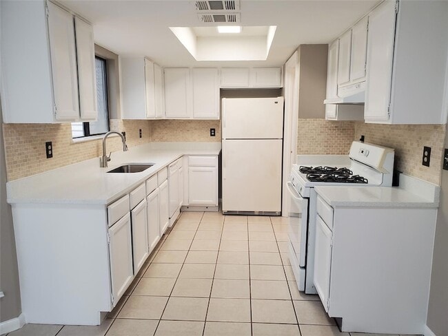 Building Photo - 9008 Sanger Dr
