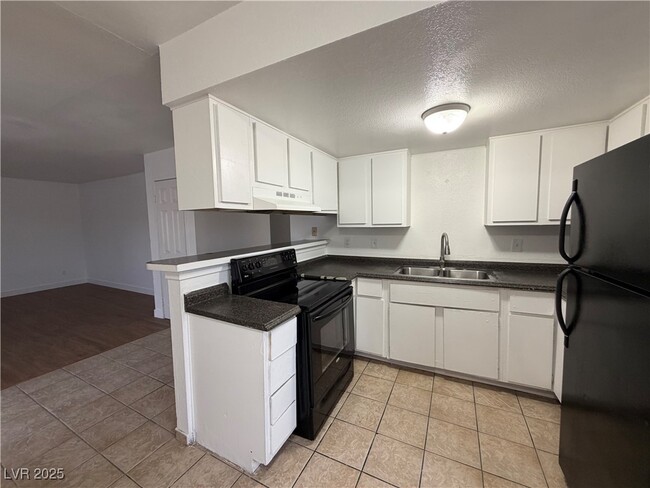 Building Photo - 4750 Thunderbolt Ave