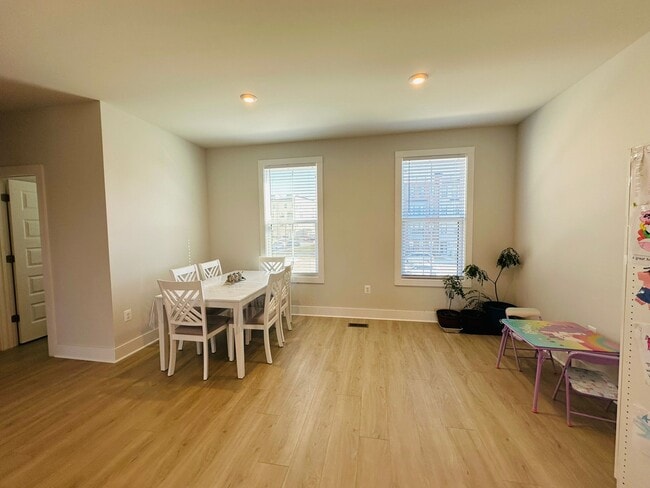 Building Photo - 594 Hazel Dr