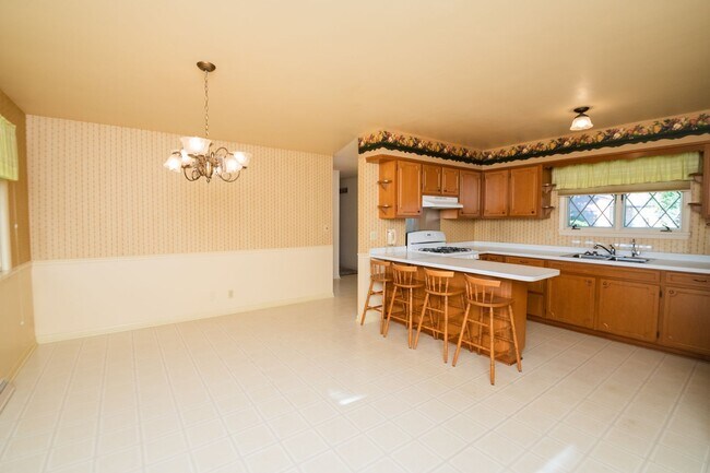 Building Photo - 3 bed 2 bath home in Valparaiso