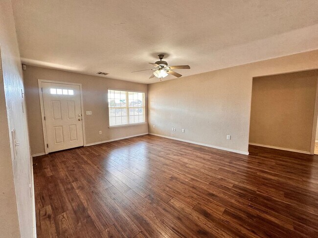 Building Photo - Newer 3 Bedroom off I-240- Move in Deposit-Free! (If Qualified)