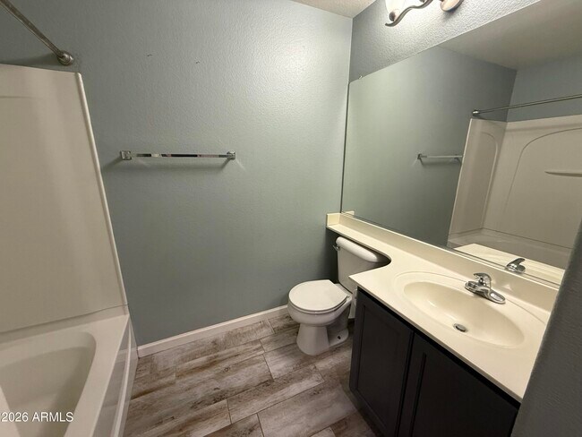 Building Photo - 1011 E Redwood Dr